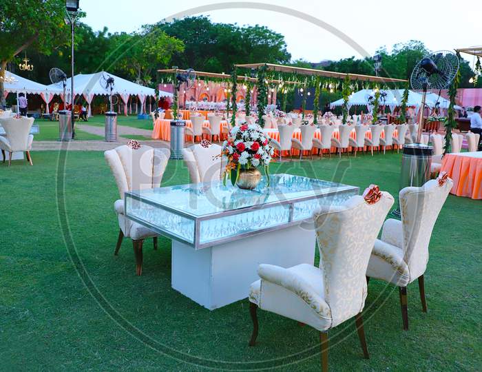Jodhpur, Rajasthan, India - May 18Th, 2018: Luxurious Long Dinner Tables And Chairs, Rich Decorated With Flowers, Royal Wedding Arrangement Setup - Image