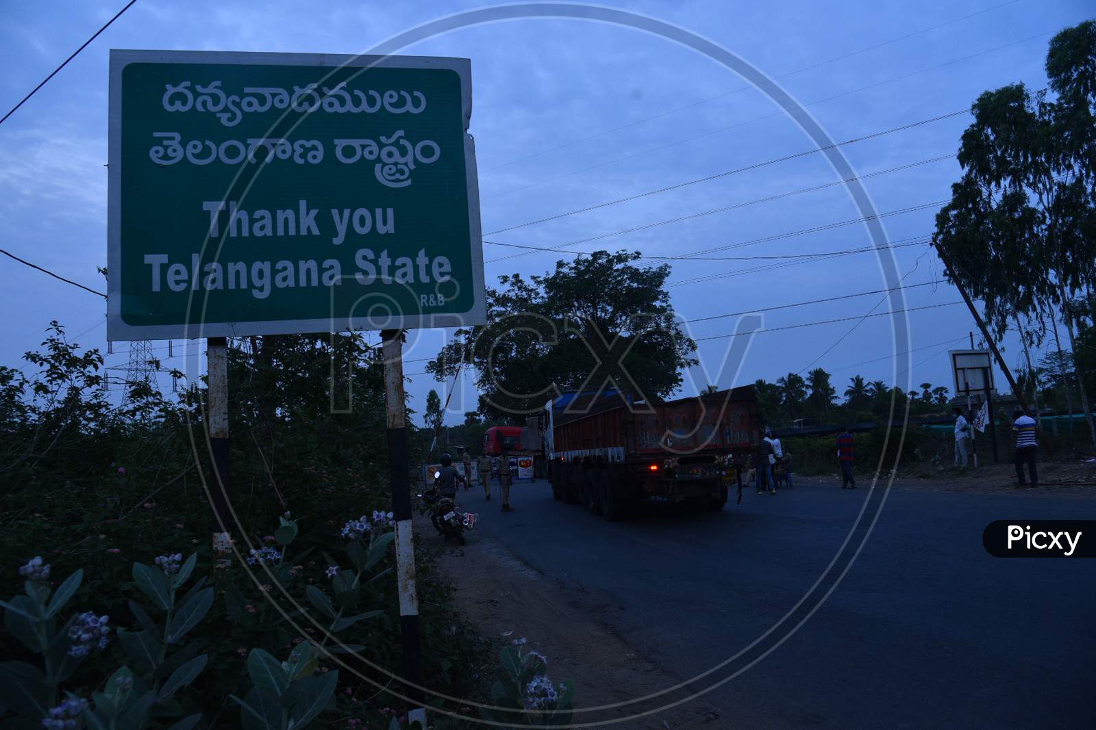Telangana Police Checking Commuters At Andhra Pradesh-Telangana Border During Nationwide Lockdown Amidst Coronavirus Or Covid-19 Pandemic In Aswaraopeta, Telangana