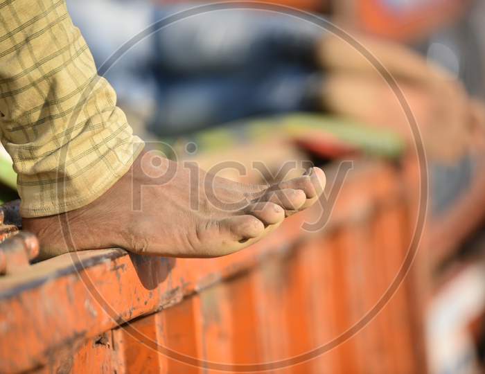 Migrant workers from Odisha, West Bengal and Bihar waits\ for clearance at Telangana-Andhra Pradesh Border to move to their hometowns , Aswaraopet, Telangana, May 16,2020
