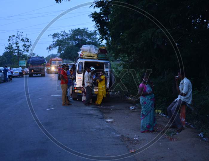 Migrant Workers Arrived At Borders Waiting For Police Clearance At Andhra Pradesh - Telangana Border During Nationwide Lockdown Amidst Coronavirus Or COVID-19 Pandemic In Aswaraopeta, Telangana
