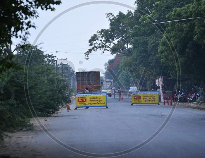 Telangana Police Checking Vehicles At Andhra Pradesh-Telangana Border During Nationwide Lockdown Amidst Coronavirus Or COVID-19 Pandemic In Aswaraopeta, Telangana