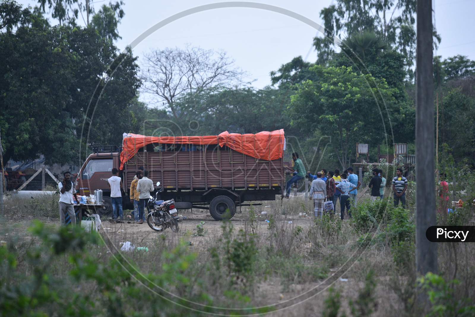 Migrant Workers Waiting For Police Clearance  To Cross  Andhra Pradesh- Telangana Border During Nationwide Lockdown Amidst Coronavirus Or COVID-19 Pandemic in Aswaraopeta, Telangana