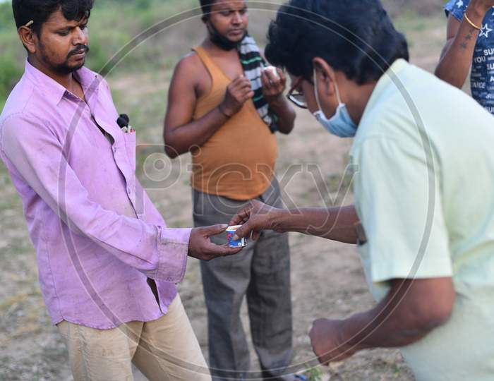 migrants buy tea from a vendor