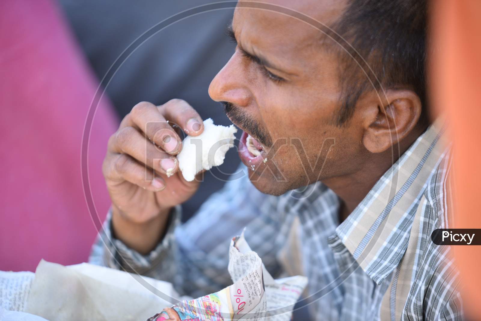 Migrant Worker Having breakfast Arranged By Officials At Telangana-Andhra Pradesh Border in West Godavari During Nationwide Lockdown Amidst Coronavirus Or COVID-19 Pandemic In Aswaraopeta, Telangana