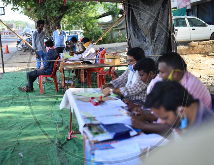 Local Authorities of Aswaraopeta wait for migrants to give them permission To Cross Telangana - Andhra Pradesh Border During Nationwide Lockdown Amidst Coronavirus Or COVID-19 Pandemic In Aswaraopeta, Telangana
