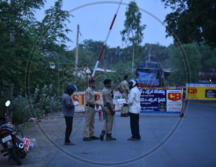 Telangana Police Checking Commuters At Andhra Pradesh-Telangana Border During Nationwide Lockdown Amidst Coronavirus Or COVID-19 Pandemic In Aswaraopeta, Telangana