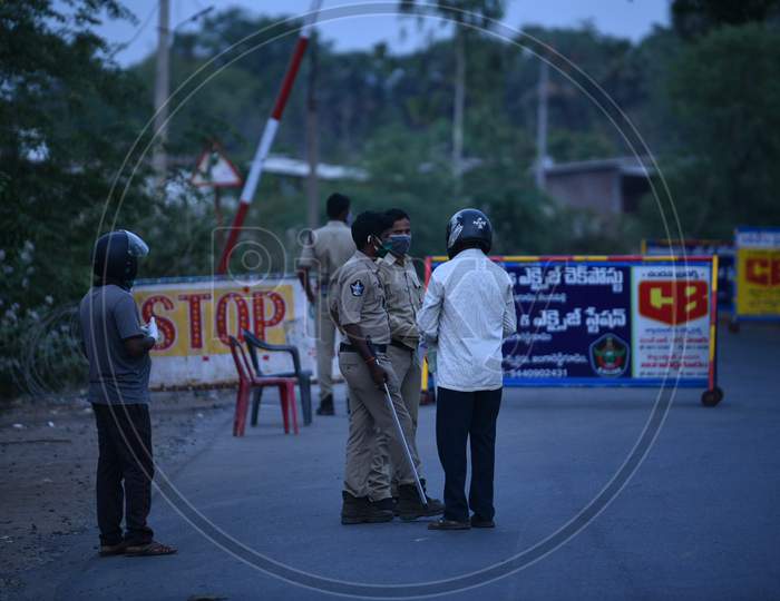 Telangana Police Checking The Commuters  At Andhra Pradesh-Telangana Border During Nationwide Lockdown Amidst Coronavirus Or COVID-19 Pandemic In Aswaraopeta, Telangana