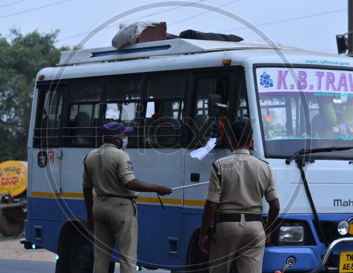 Telangana Police Checking The Vehicles At Andhra Pradesh-Telangana Border As The Migrant Workers Crossing Borders During Nationwide Lockdown Amidst Coronavirus Or COVID-19 Pandemic In Aswaraopeta, Telangana