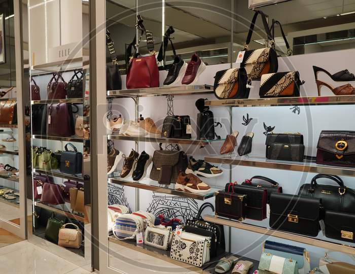 Dubai Uae December 2019 Shoes And Handbags In A Boutique Display. Rows Of Beautiful, Elegant, Colored Women'S Shoes On Store Shelves. Women'S Shoe Store.