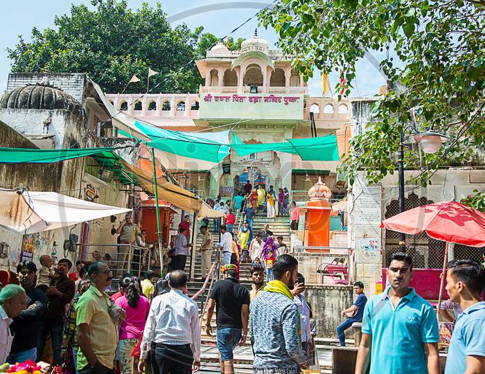 Pushkar, Rajasthan, India - November 14, 2019: Street View With Of Jagatpita Brahma Mandir Is A Hindu Temple Situated At Pushkar In The Indian State Of Rajasthan, Crowd Walking All Round The Street And Temple.