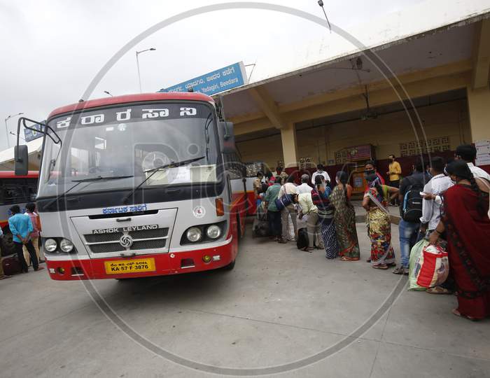 People board public transport buses in a bus station after the state eased lockdown norms during the nationwide lockdown to prevent the spread of coronavirus (COVID-19) in Bangalore, India.