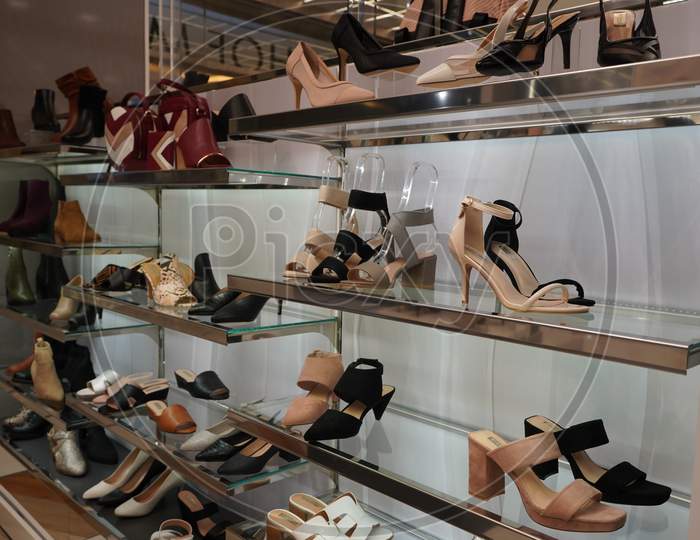 Dubai Uae December 2019 Shoes And Handbags In A Boutique Display. Rows Of Beautiful, Elegant, Colored Women'S Shoes On Store Shelves. Women'S Shoe Store.