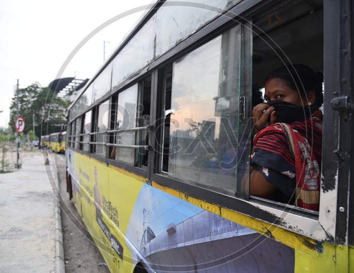 A woman Migrant Worker from Bihar board a bus after registering from Cyberabad Police to get onto a Shramik Special Train during ongoing Nationwide Lockdown amid Coronavirus Pandemic, Kukatpally,Hyderabad, May 19,2020.