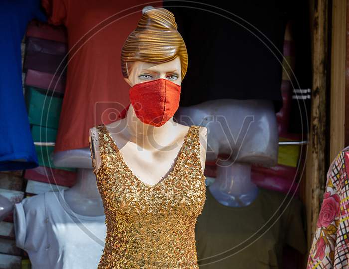 Female Mannequin With Mask On Face. Shops Are Reopening After Lock Down Restrictions Due To The Covid-19 Pandemic, Back To Normal Life With Few Safety Measure.