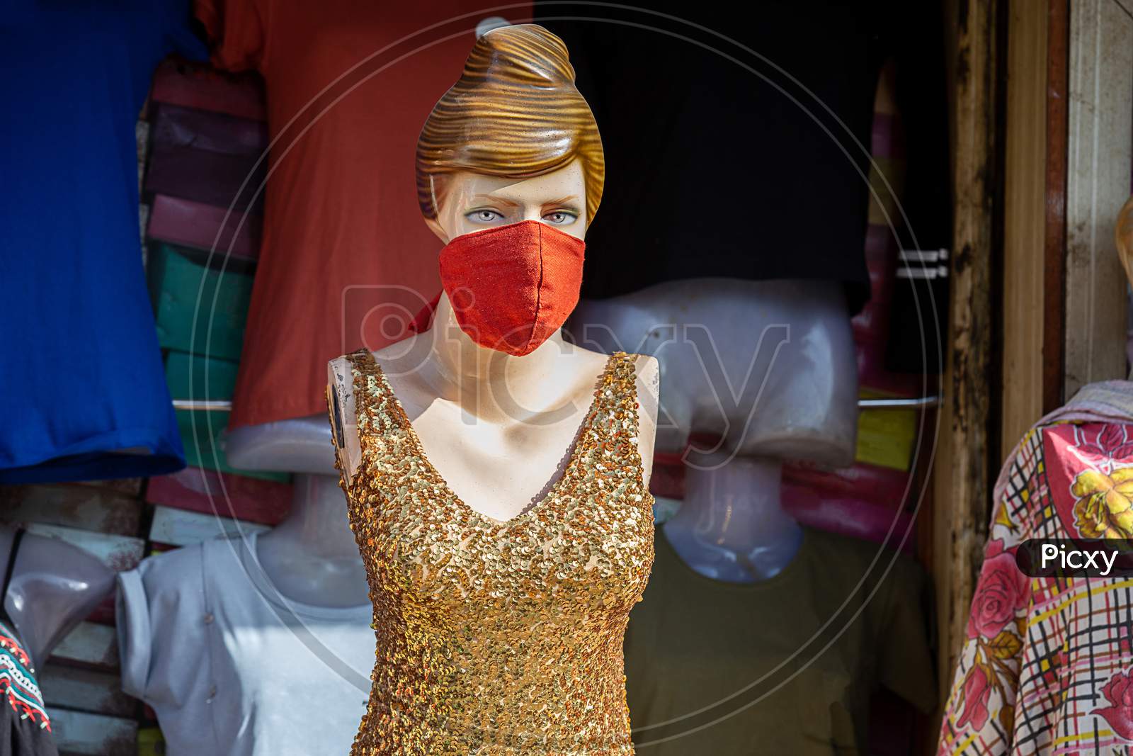 Female Mannequin With Mask On Face. Shops Are Reopening After Lock Down Restrictions Due To The Covid-19 Pandemic, Back To Normal Life With Few Safety Measure.