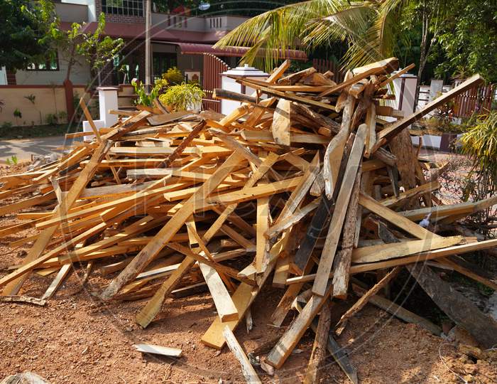 Broken Long Chunks Of Tree Trunk. Close Up Broken Pieces Of Wood. Pine Timber Wood Chip. Broken Into Pieces And Splinters Tree Trunk, Close-Up From The Place Of Harvesting. : Kochi India January 2020