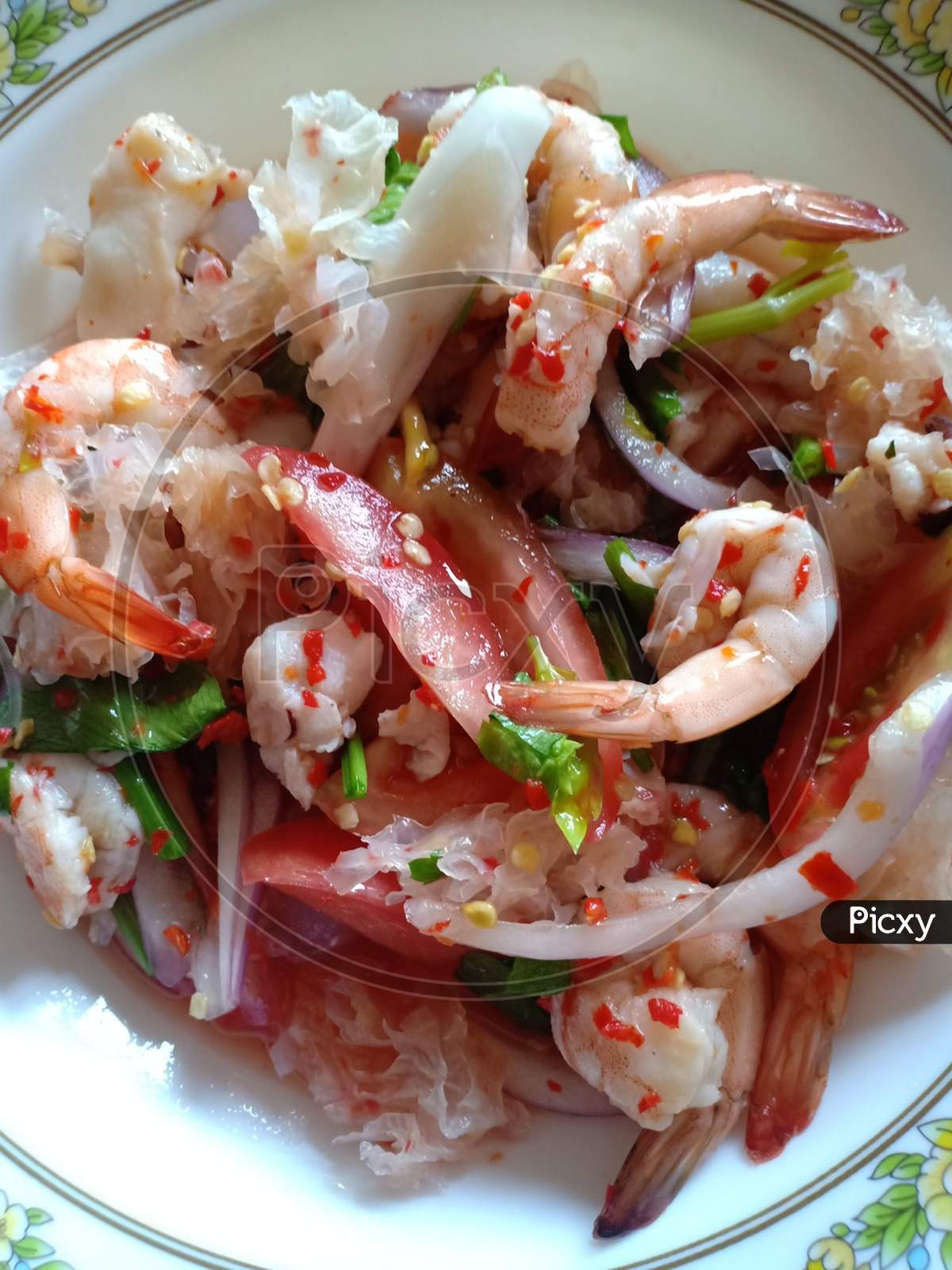 Garnished fresh tomato & mixed green vegetable shrimp salad_caridean shrimp