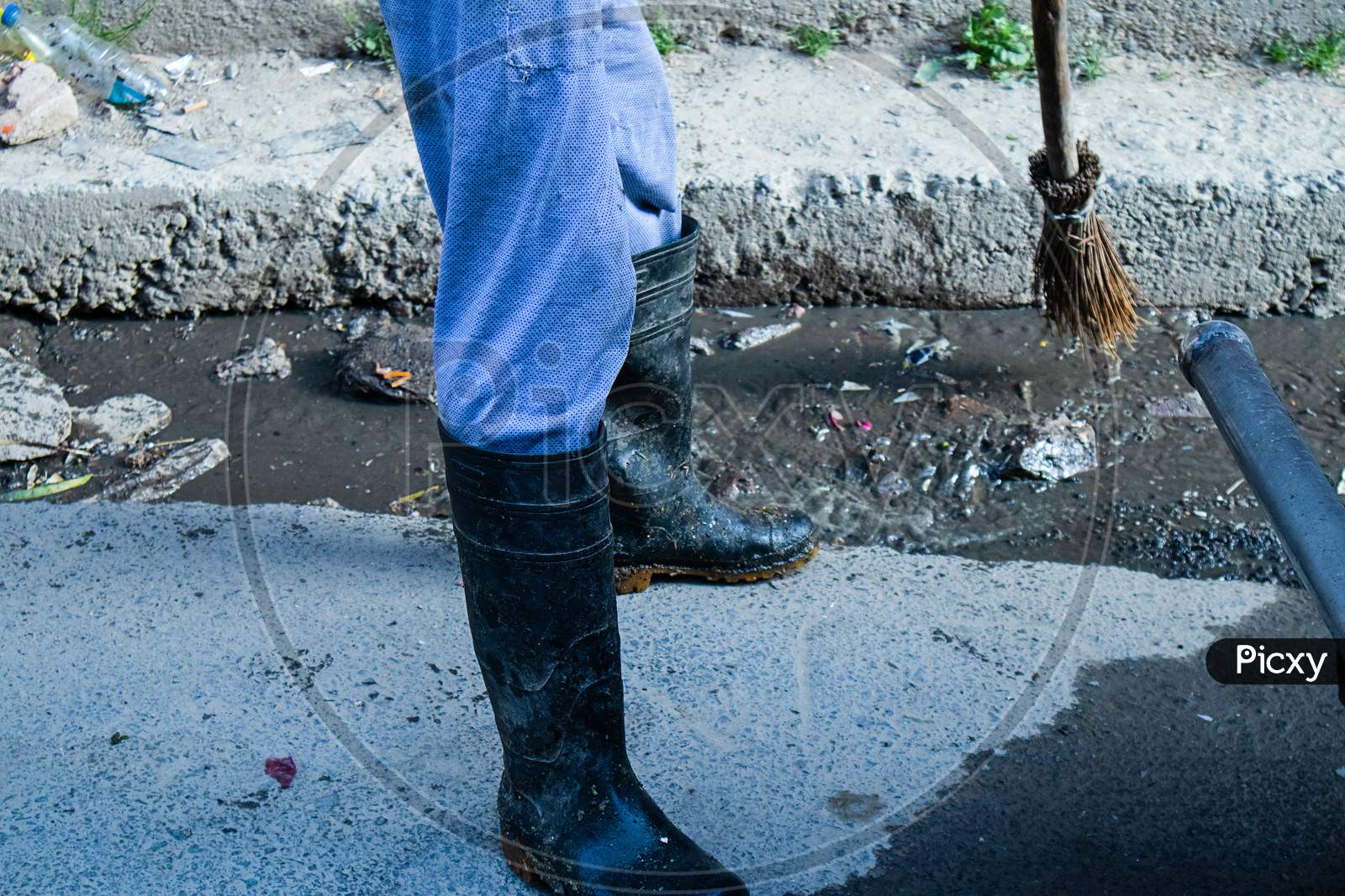 Shimla, Himachal Pradesh, India - July 20Th, 2019: Municipal Worker Sweep The Road And Drainage With Broomstick And Collects Garbage Selective Focus, Sanitation Worker Sweep Street