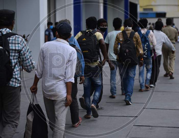 Migrant Workers from Bihar, Jharkhand and UP wait to register from Cyberabad Police to get onto a Shramik Special Train during ongoing Nationwide Lockdown amid Coronavirus Pandemic, Kukatpally, Hyderabad, May 19,2020.