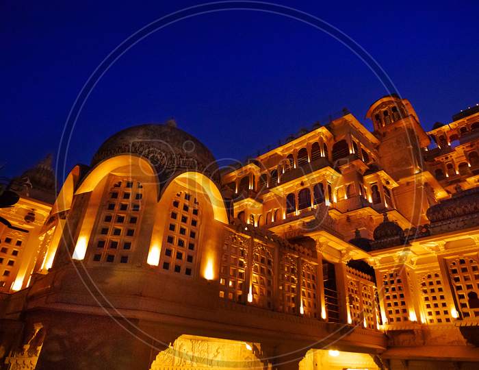 Luxurious Boutique Hotels in Udaipur near Lake Pichola, Luxury Hotel chunda palace.