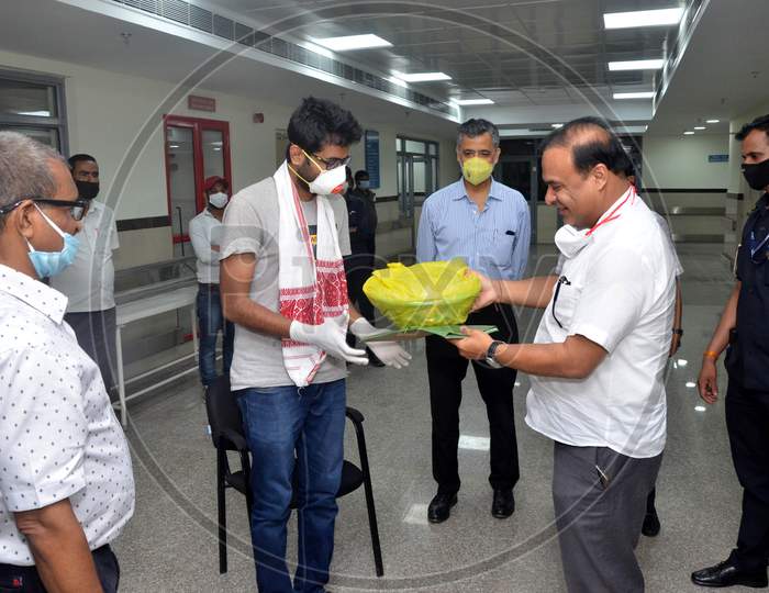 Assam Health And Family Welfare Minister Himanta Biswa Sarma Felicitates And Discharges Dr. Lithikesh Das, A Post-Graduate Student Of Gmch Who Got Recovered From Covid-19, At Gauhati Medical College And Hospital (Gmch), In Guwahati On Wednesday, May 20, 2020.