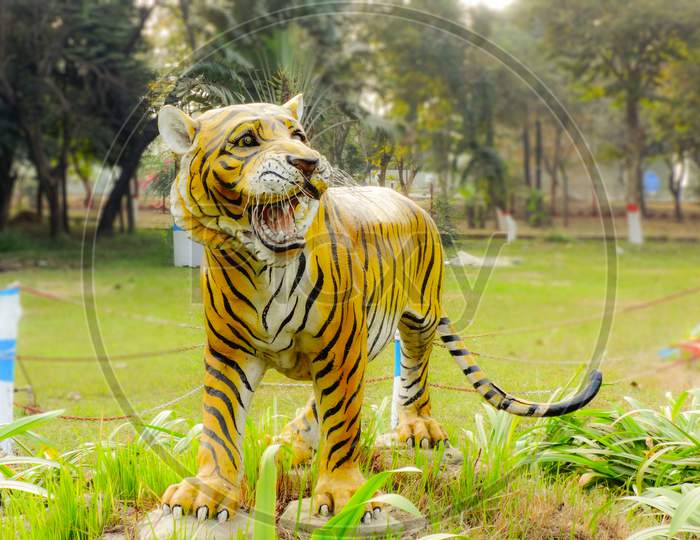 Siberial tiger big cats animal sculpture model background wallpaper