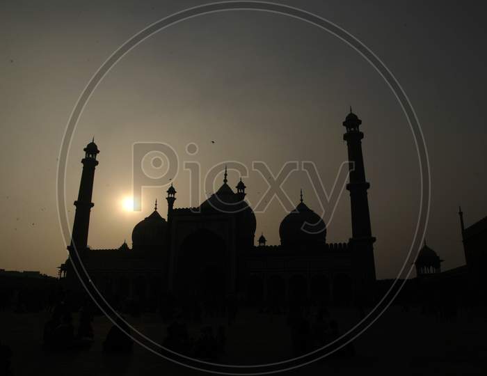 silhouette of jama masjid in delhi