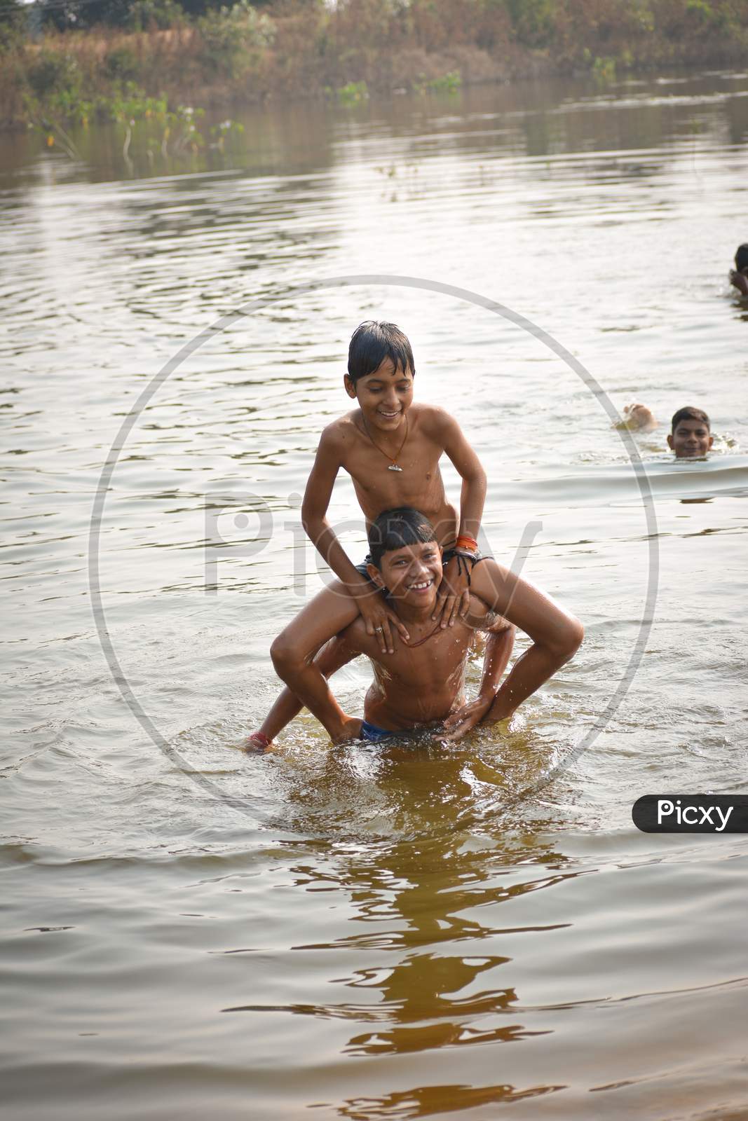 india boys river Indian boys swimming in river hi-res stock photography and ...