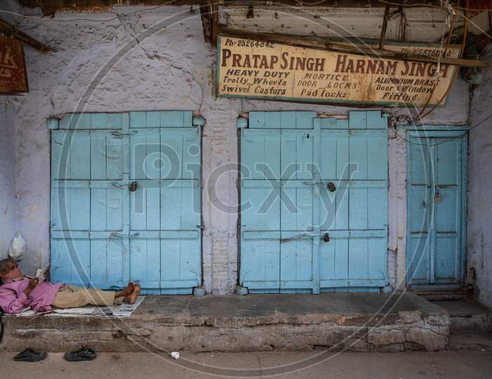 Migrant Daily Wage Workers Take Rest In Front Of The Closed Shops During Nationwide Lockdown To Curb The Spread Of Coronavirus,  On April 4, 2020 In New Delhi, India