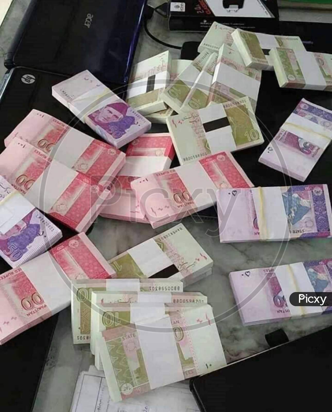 Picture of a bundle of pakistan currency notes