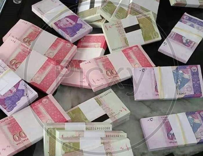 Picture of a bundle of pakistan currency notes