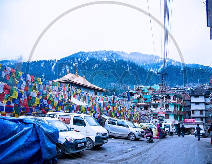 Manali , Himachal Pradsh, India, January 21, 2019 Car Parking Place And Hotels Near Mall Road With Mountains In The Background - Image