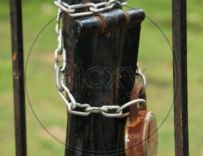 Selective Focus on of Chain with Lock