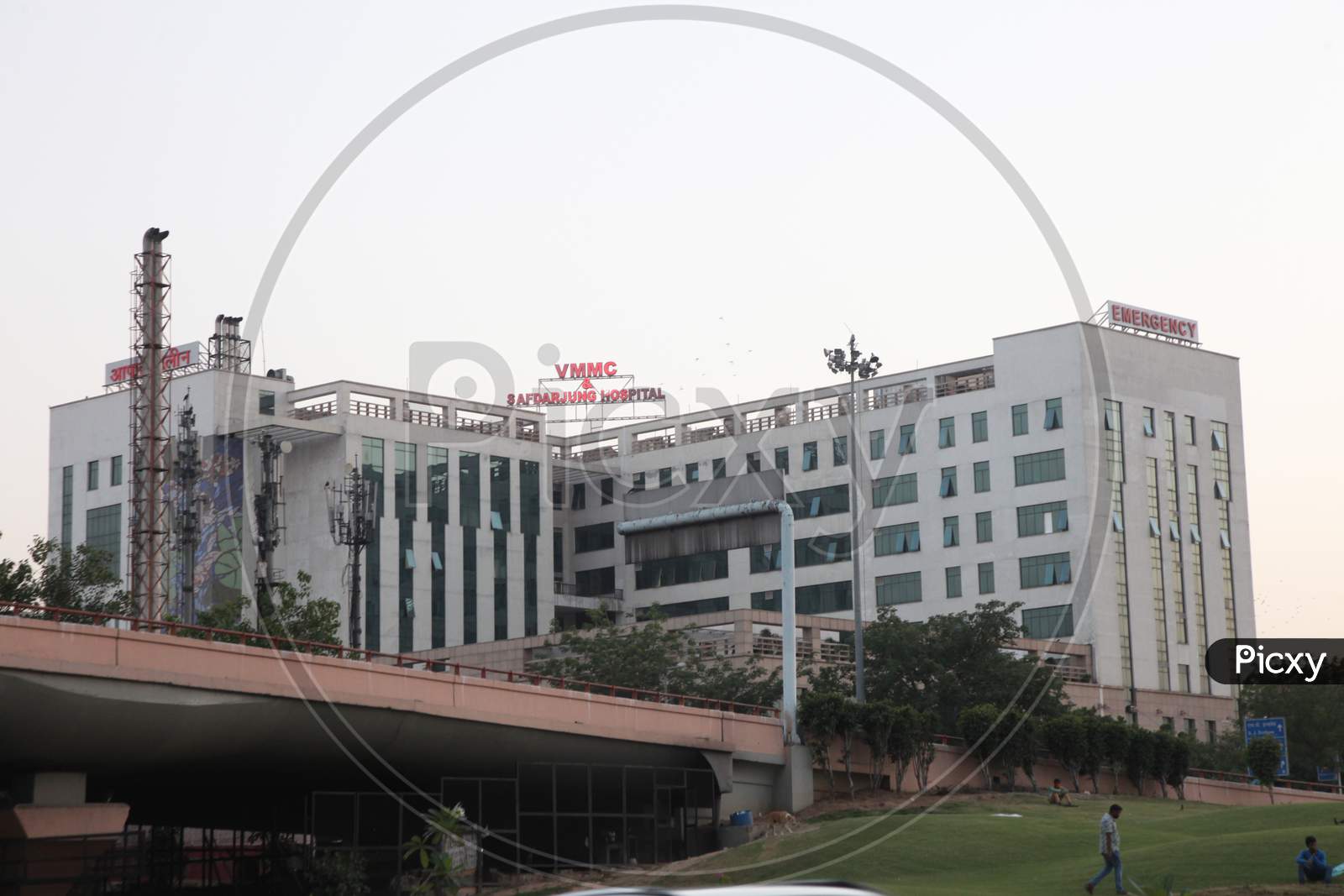 Vardhman Mahavir Medical College and Safdarjung Hospital Building