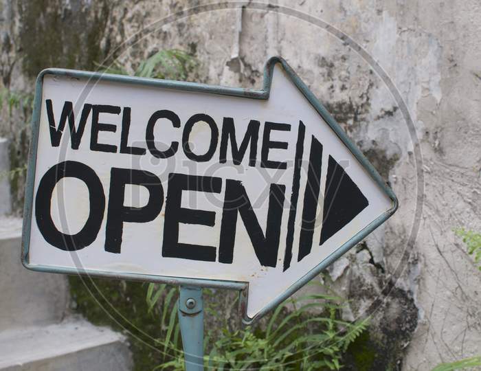 Welcome / Open Arrow Sign