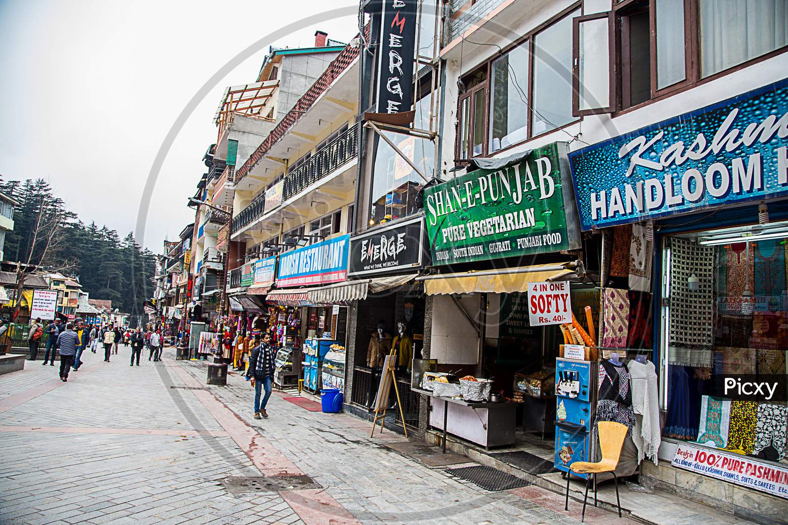 Manali , Himachal Pradsh, India, January 21, 2019: Local Shops And Street Market Of Mall Road, Manali - Image