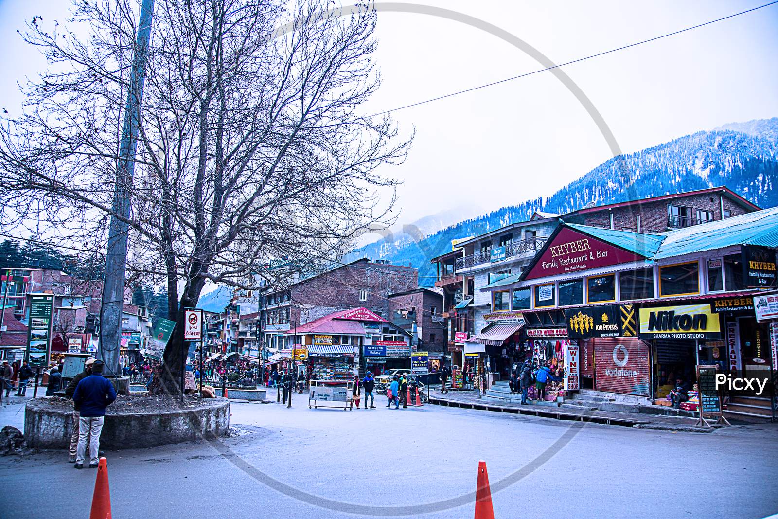 Manali , Himachal Pradsh, India, January 21, 2019: View Of Mall Road Street Market With Smow Mountains In The Background - Image