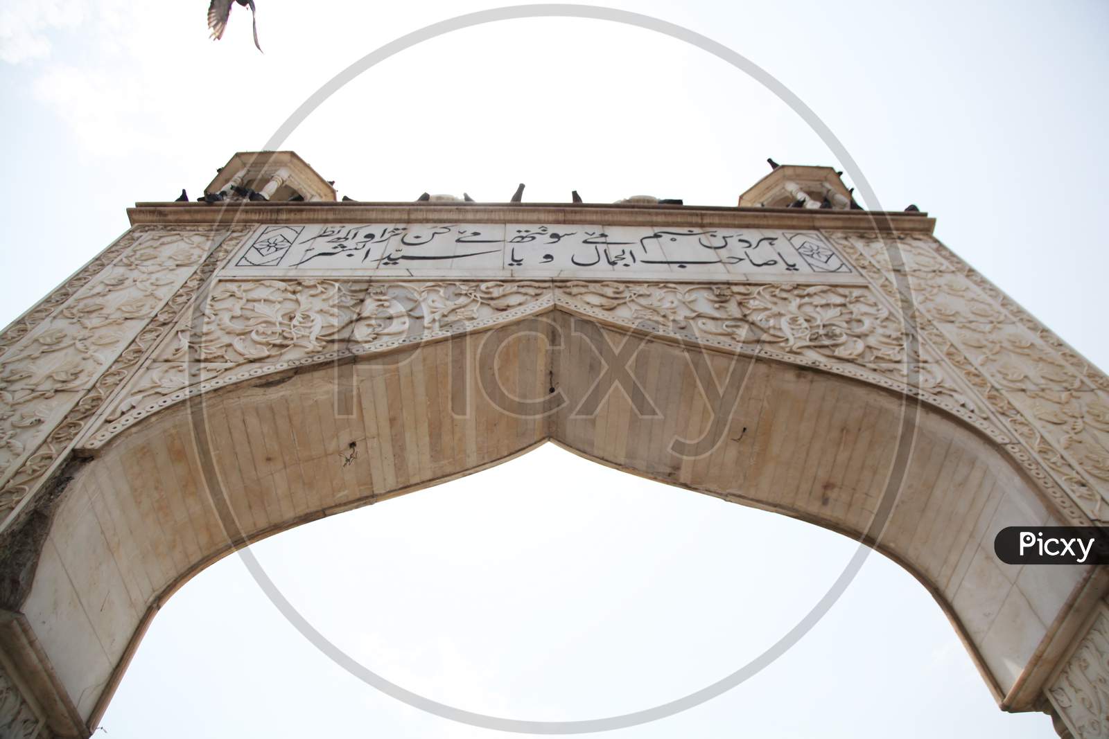 image-of-entrance-of-hazratbal-shrine-mosque-in-srinagar-xk129484-picxy