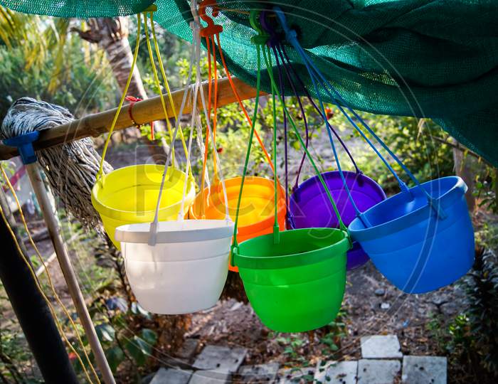 Hanging Round Plastic Pots (Mix Color)