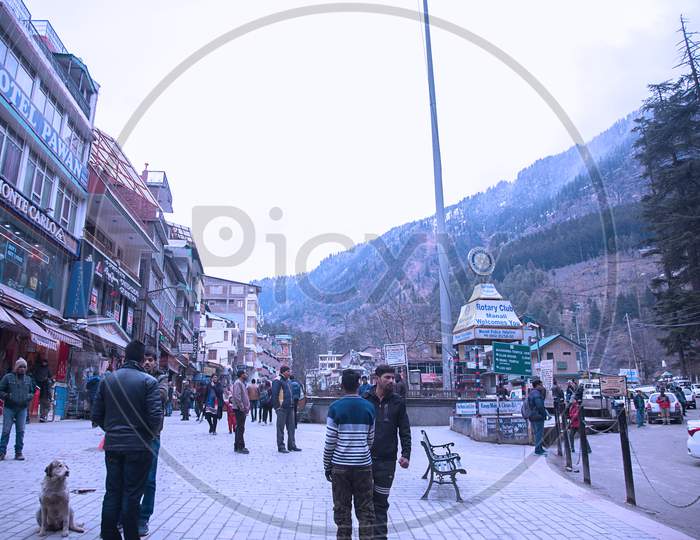 Manali , Himachal Pradsh, India, January 21, 2019 Tourist Walking At Mall Road In Daytime, Manali - Image