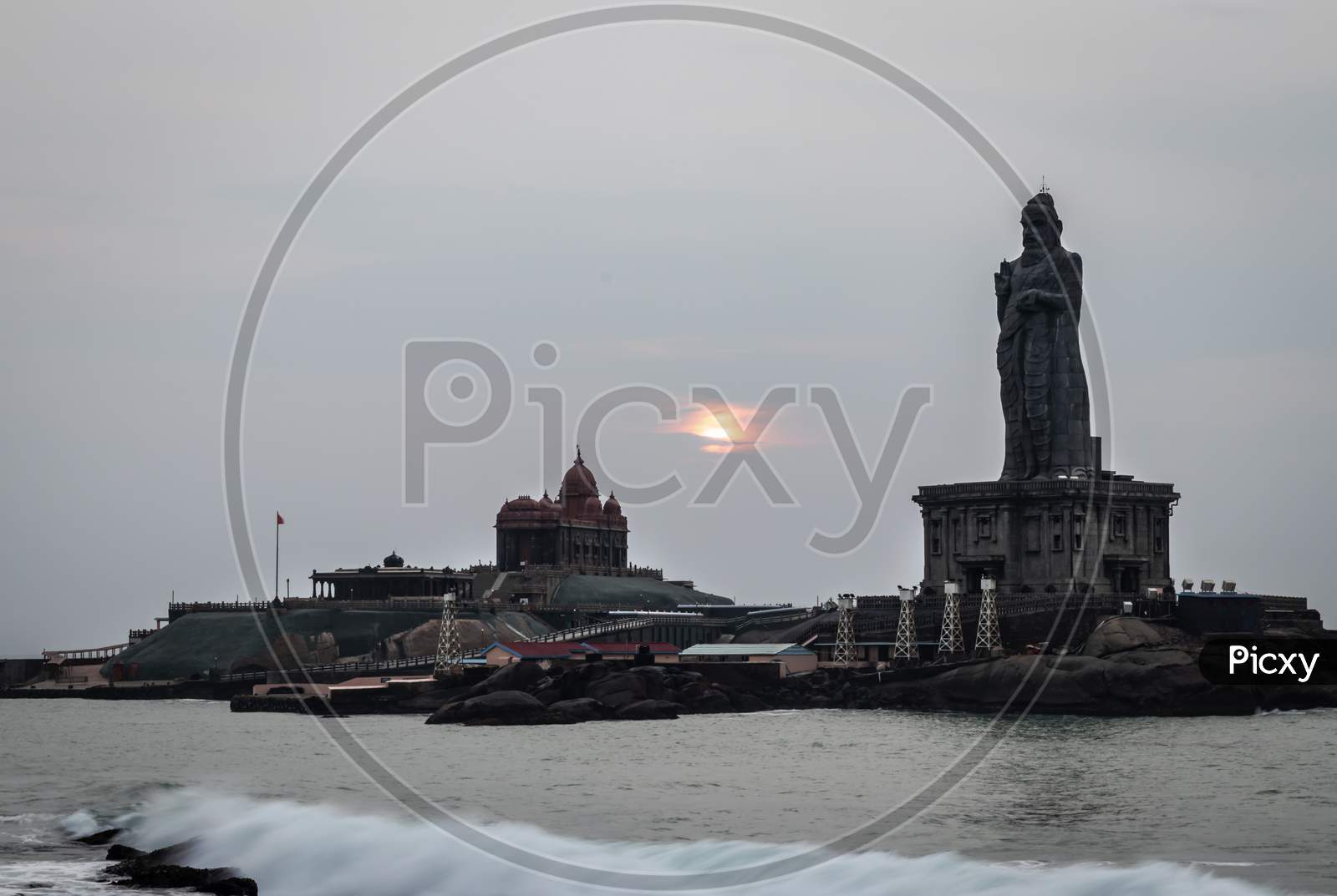 Dawn View Of The Sea From Sea Shore With Statue