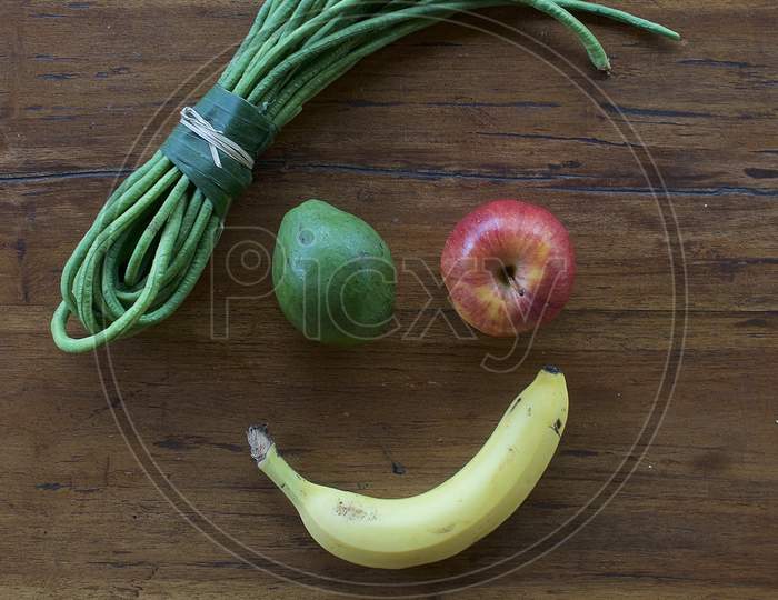 A Smiling Face Made Out Of Fruits And Vegetables