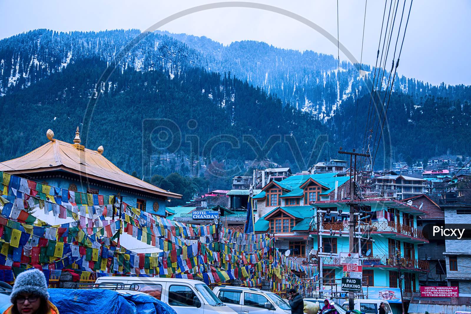 Manali , Himachal Pradsh, India, January 21, 2019 Hotels And Street Market At Mall Road With Mountains In The Background - Image