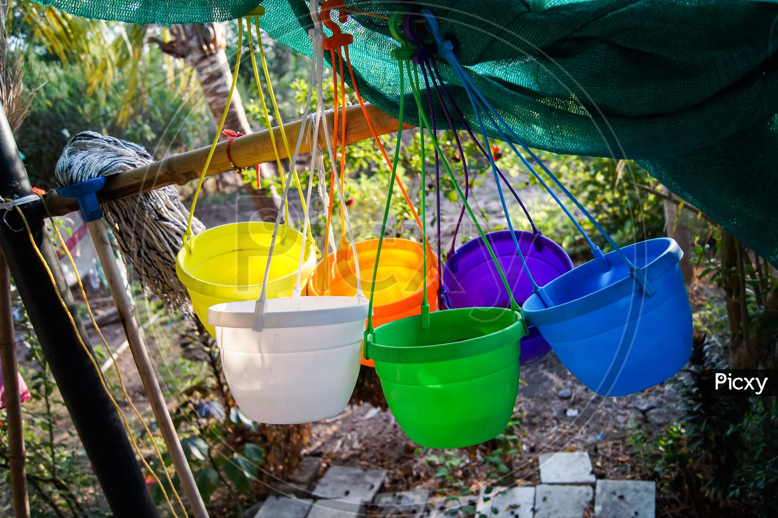Hanging Round Plastic Pots (Mix Color)