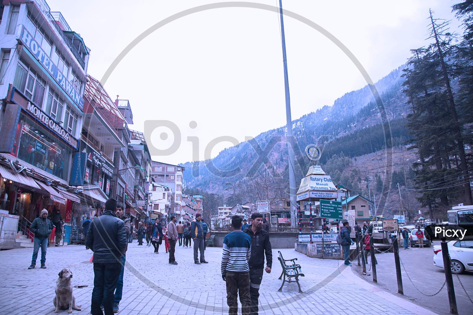 Manali , Himachal Pradsh, India, January 21, 2019 Tourist Walking At Mall Road In Daytime, Manali - Image
