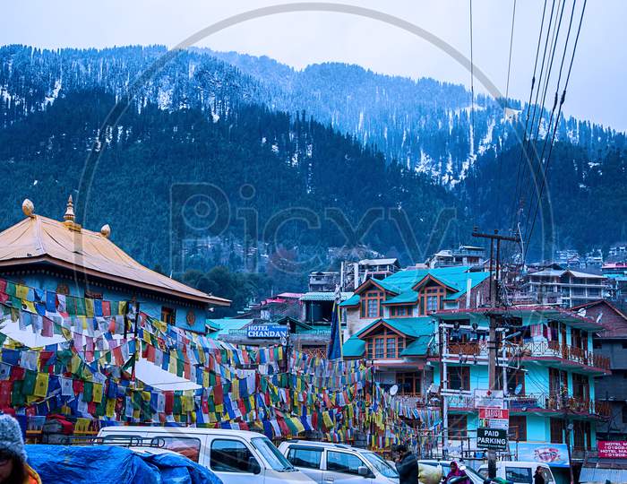 Manali , Himachal Pradsh, India, January 21, 2019 Hotels And Street Market At Mall Road With Mountains In The Background - Image