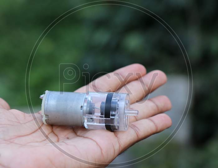 Mini Air Motor Which Pumps The Air When Its Given Power