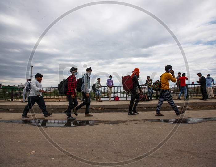 Migrant Workers  Gather Outside Anand Vihar Bus Terminal As They Leave  For Their Homes During A Government-Imposed Nationwide Lockdown As A Preventive Measure Against The Covid-19 Coronavirus, On March 27, 2020 In New Delhi, India. Photo By Vijay Pandey