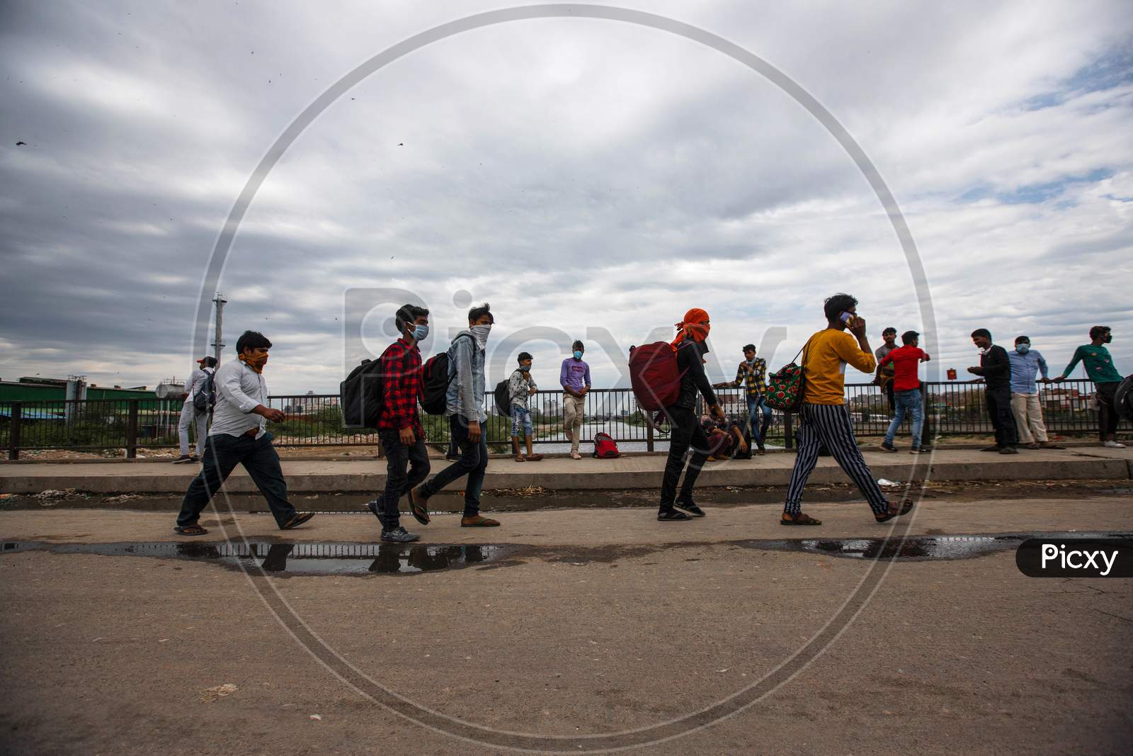 Migrant Workers  Gather Outside Anand Vihar Bus Terminal As They Leave  For Their Homes During A Government-Imposed Nationwide Lockdown As A Preventive Measure Against The Covid-19 Coronavirus, On March 27, 2020 In New Delhi, India. Photo By Vijay Pandey