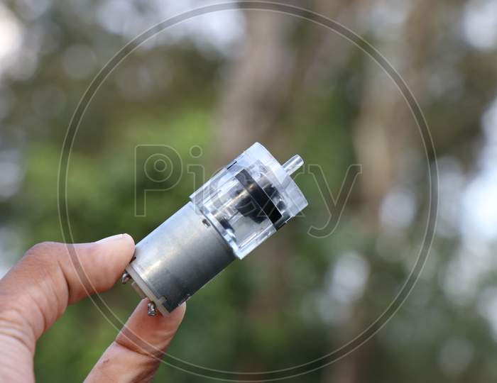 Air Motor Which Is Small And Functions As Air Pump